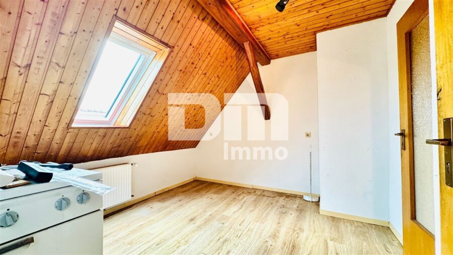 Einzigartiges Immobilien-Ensemble: Zwei Wohnhäuser MFH + EFH mit Halle auf ca. 5.300 m² Grundstück - Haus 2 DG Küche